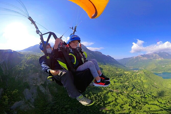 Tandem paraglider in the Pyrenees (Panticosa) + Video of the flight - Landing and the end of the outing