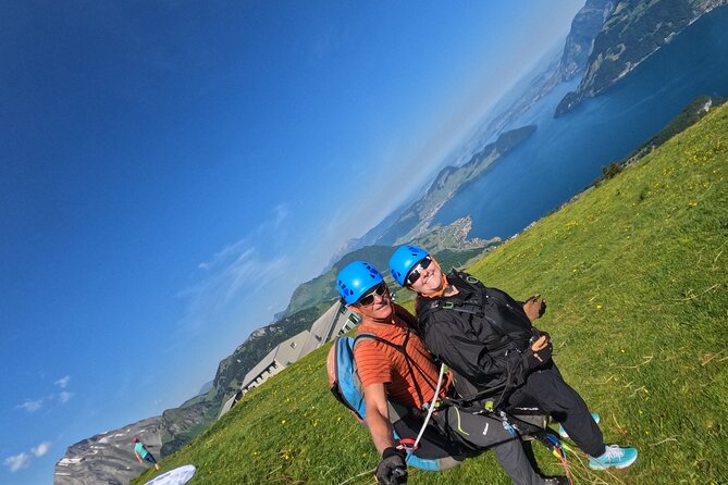 Tandem Paragliding Flight in the Lucerne Region - Who will enjoy this most?