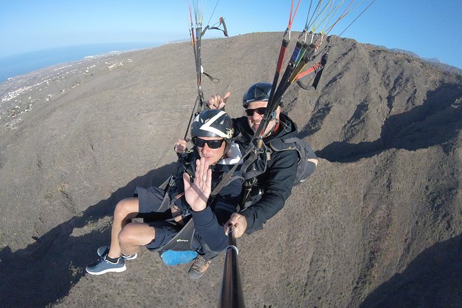 Tandem Paragliding Flight over Tenerife - Who will enjoy this most?