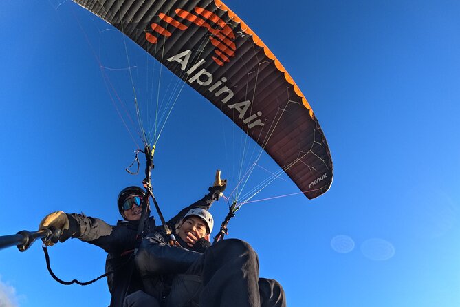 Tandem Paragliding in Interlaken - Landing on Höhematte in central Interlaken