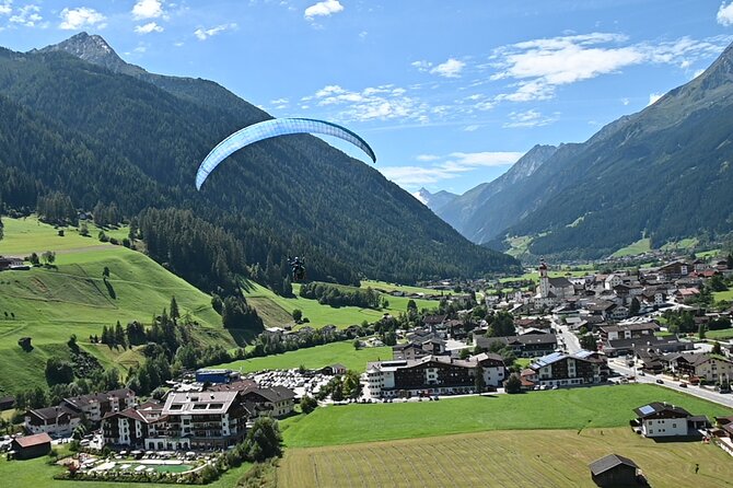 Tandem paragliding in the Stubai Valley near Innsbruck - Smooth gliding or a little extra action