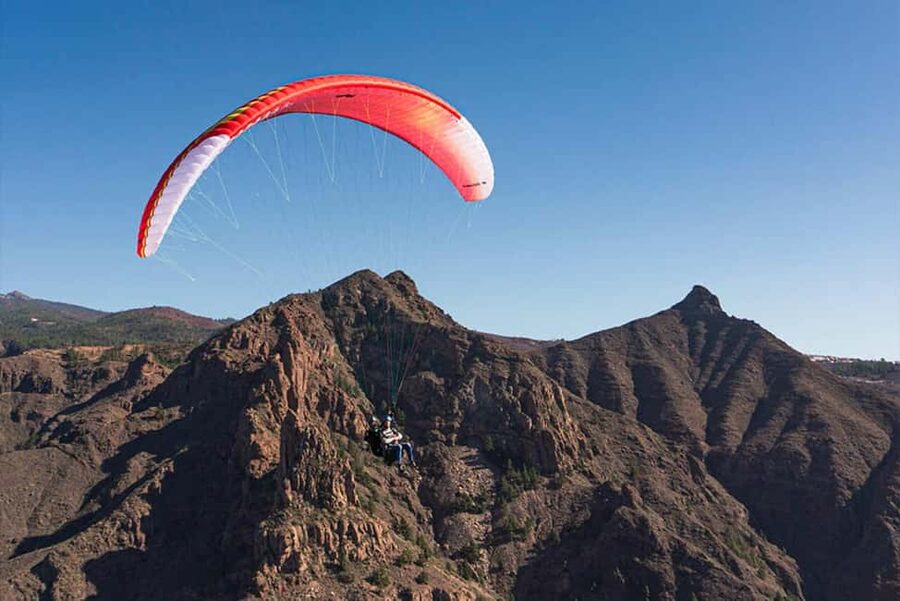 Tenerife: Mid-mountain paragliding flight (Ifonche: 1000m) - Getting ready at 1,000 meters