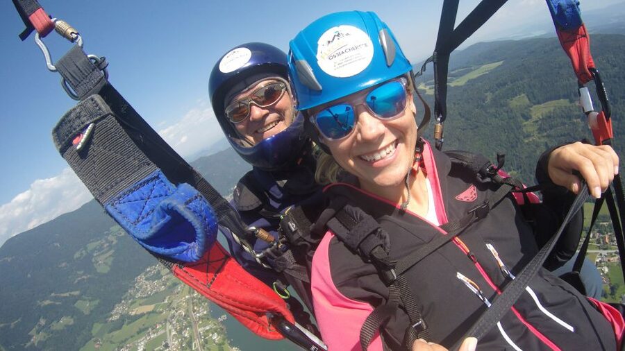 Villach/Ossiachersee: Paragliding "Action" Tandemflug - A broad landing area helps at the end