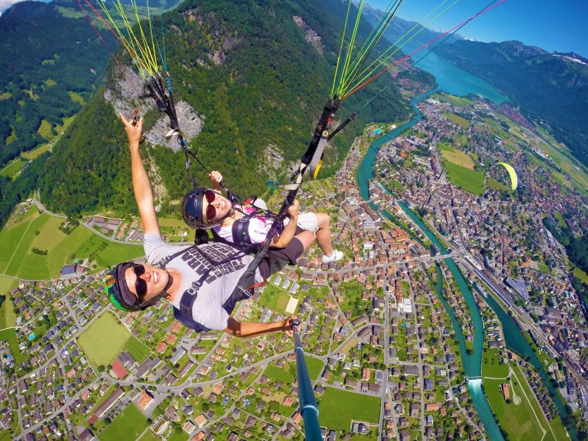 Zurich: Day trip to Interlaken incl. tandem paragliding - Arriving in Interlaken between two lakes